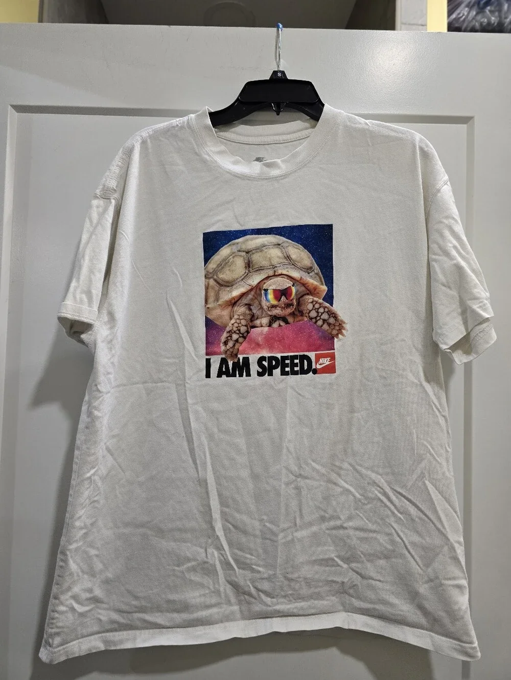 Nike, Suize L, White Short-Sleeve Tee with Colorful Turtle Graphic,